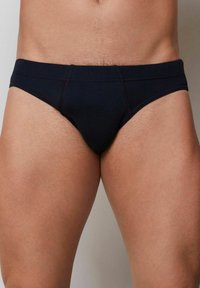 Donker marineblauwe herenboxers van rekbare stof, met een gladde textuur, elastische tailleband en contrasterende stiksels.