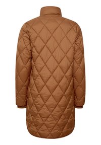 Cappotto lungo marrone trapuntato con colletto alto, motivo a diamante e polsini a coste. Tessuto liscio con una leggera lucentezza. Senza chiusure visibili.
