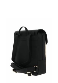 Zwarte rugzak met een gladde afwerking, handvat bovenaan en verstelbare schouderbanden. Bevat een contrasterend zijpaneel en details in goudkleurig metaal.