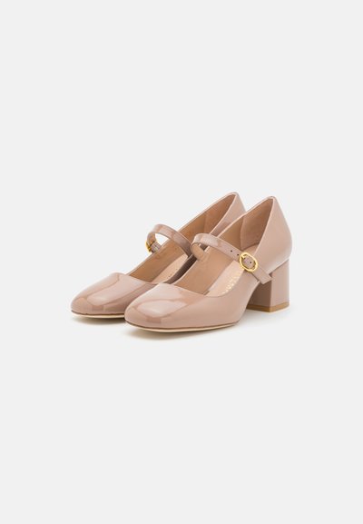 Chaussures Mary Jane en cuir verni beige avec un bout rond, une sangle de cheville avec une boucle dorée et un talon épais.