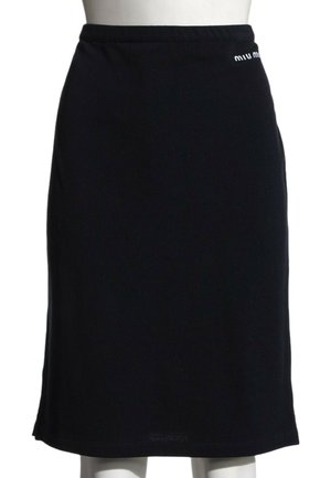 Falda negra hasta la rodilla con un diseño sencillo y pequeño logo blanco cerca de la cintura en un maniquí blanco.