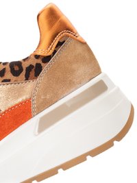 Sneakerhak met luipaardprintstof, tan suède, metallic oranje en gouden accenten, en dikke witte zool met beige detail en bruine loopzool.