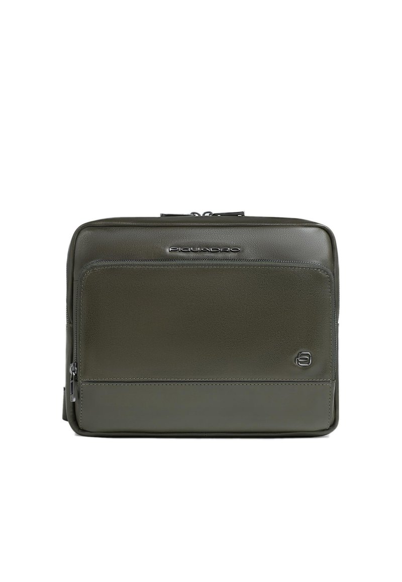 Borsa a tracolla in pelle verde oliva con una texture liscia, dotata di una tasca frontale con zip, dettaglio logo e design rettangolare sottile.