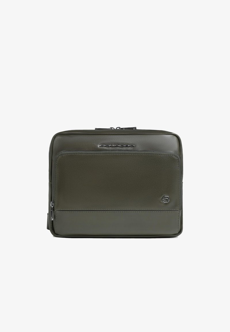 Borsa a tracolla in pelle verde oliva con una texture liscia, dotata di una tasca frontale con zip, dettaglio logo e design rettangolare sottile.