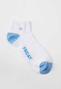 Weiße Knöchelsocken mit hellblauen Akzenten und einem blauen "FRIDAY"-Druck. Glatte Textur mit kontrastierenden Fersen- und Zehenbereichen. Einfaches Design.