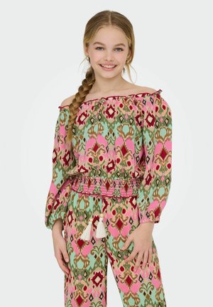 Kleurrijke off-shoulder top met een bloemen- en geometrisch patroon in groen, roze en rood, met een gerimpelde taille en kwastaccenten.