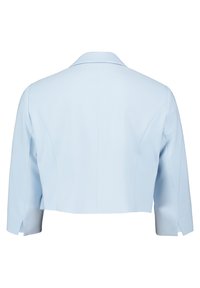 Világos kék cropped blézer, nyakkivágással, strukturált vállakkal és szabott varrásokkal. Háromnegyed hosszúságú ujjakkal és oldalsó hasítékokkal rendelkezik.