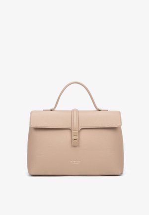 Beige leren handtas met een gestructureerde vorm, bovenhandgreep, magnetische klepsluiting en subtiel logo aan de voorkant. Textuur oppervlak.