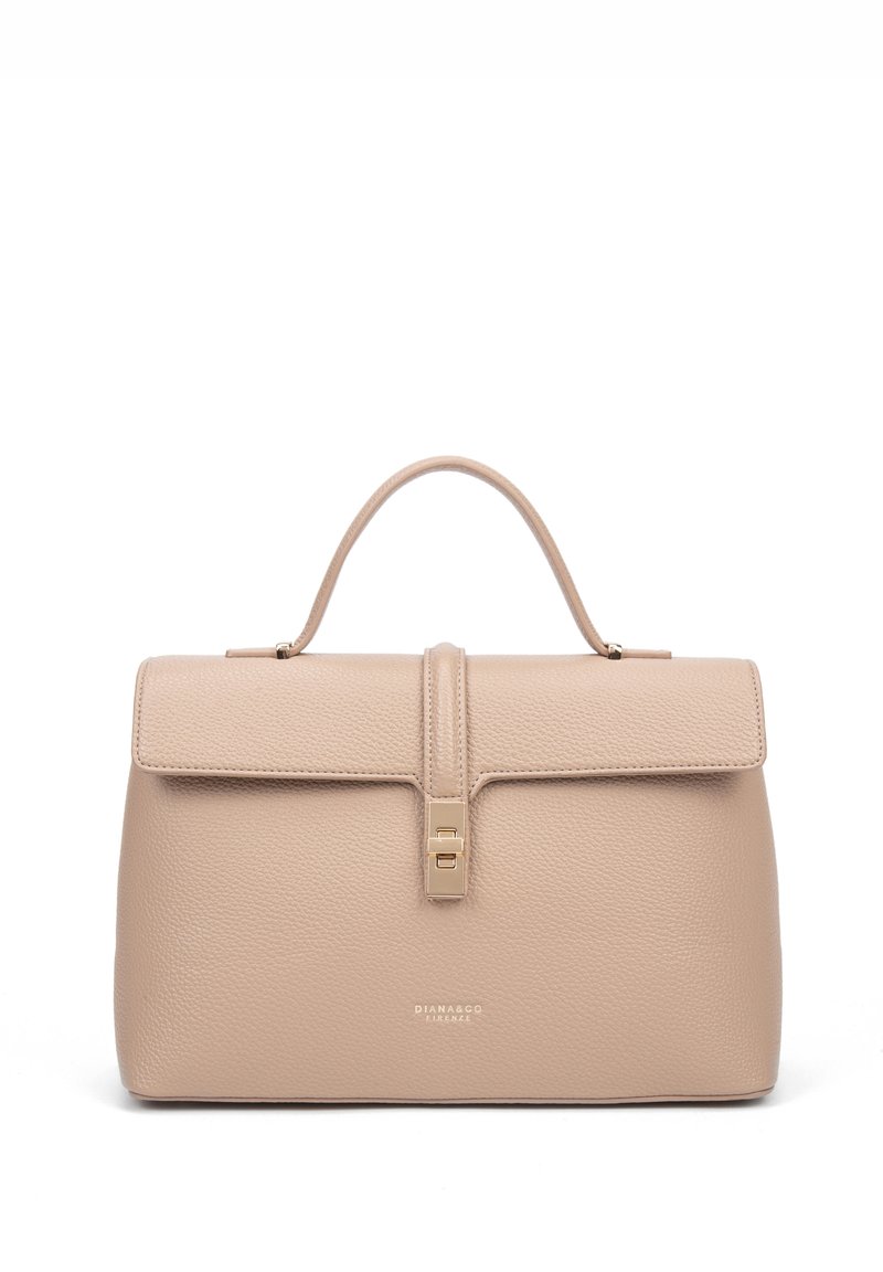 Borsa a tracolla in pelle beige con una forma strutturata, manico superiore, chiusura a linguetta magnetica e logo discreto sul davanti. Superficie testurizzata.