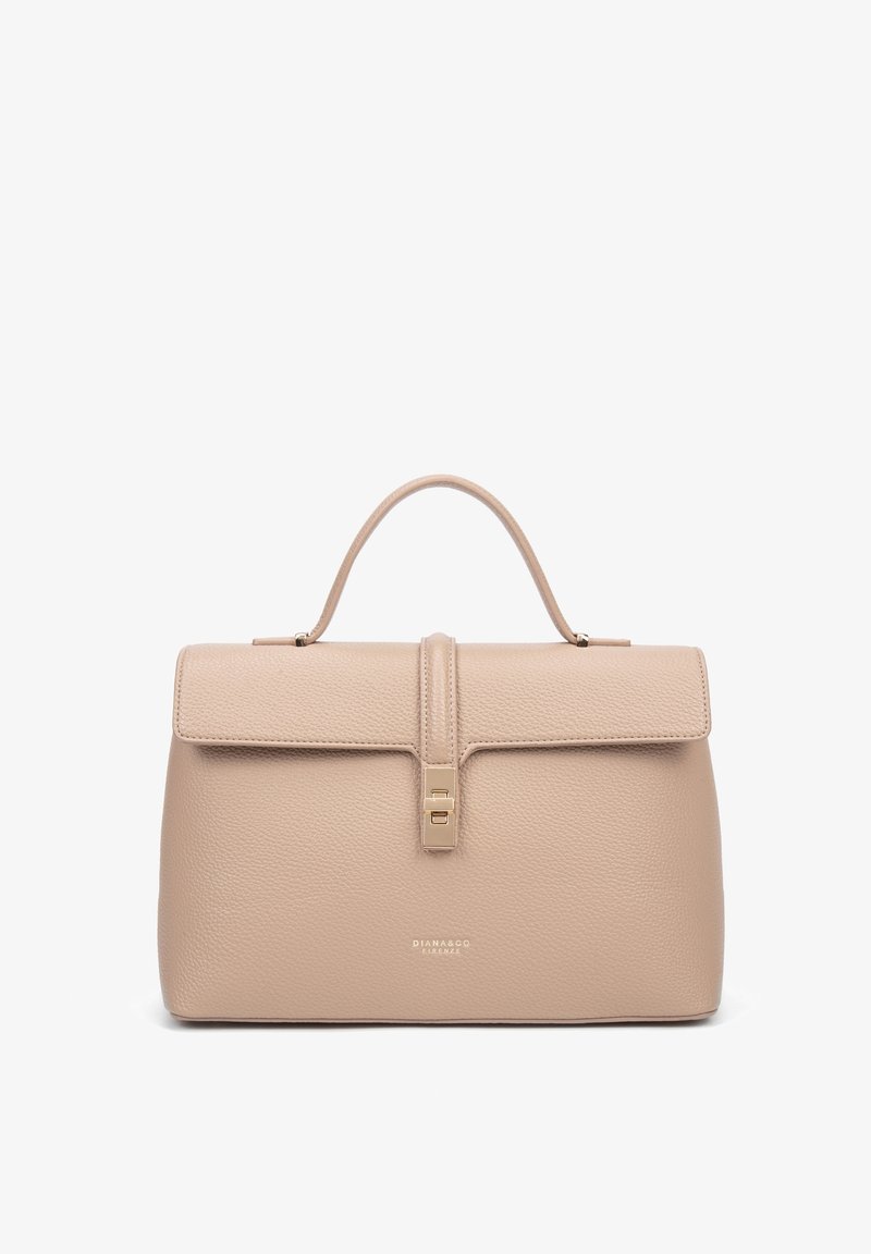 Beige leren handtas met een gestructureerde vorm, bovenhandgreep, magnetische klepsluiting en subtiel logo aan de voorkant. Textuur oppervlak.