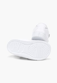 Weißer Sportschuh mit einer strukturierten Gummisohle, glattem Obermaterial und dezenten Stitching-Details. Entworfen für Komfort und lässiges Tragen.