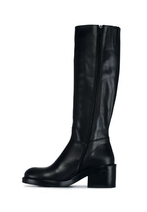 Stivale in pelle nera alto fino al ginocchio con punta rotonda, zip laterale e tacco a blocco. Presenta una texture liscia e un design minimalista.