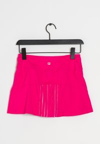 Falda atlética rosa hecha de tela elástica, con un diseño plisado y rayas reflectantes, exhibida en una percha negra.