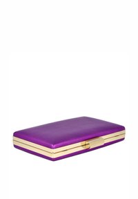 Bolso de mano de cuero morado con una textura suave, herrajes dorados y detalle de rayas en el cierre. Diseño elegante y rectangular.