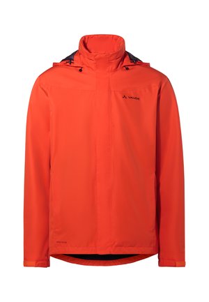 Oranje waterdichte jas met een hoge kraag, verstelbare capuchon en zwarte accenten. Bevat een logo op de borst en heeft een gebogen zoom.