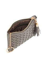 Harmaa teksturoitu clutch, jossa on kudottu kuvio, kultainen vetoketju, tupsuero ja avainrenkaat. Vuorattu sisus tummalla kankaalla. Kompakti ja toiminnallinen.