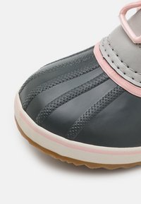 Wodoodporne szare gumowe buty z teksturowanymi paskami, różowymi akcentami na cholewie i śródpodeszwie oraz gumową podeszwą dla lepszej przyczepności.