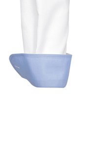 Polsino di camicia bianca con un accento azzurro chiaro. Il polsino presenta una texture liscia e una forma arrotondata con una piccola etichetta sul lato interno.