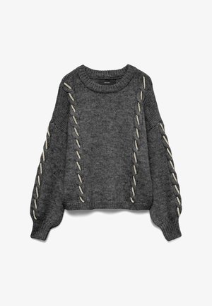 Maglione grigio a maglia con spalle cadenti, caratterizzato da cuciture decorative color crema lungo le maniche e un collo e orlo a coste.