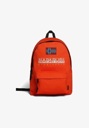 Zaino arancione in tessuto con tasca frontale, dotato di un patch con la bandiera della Norvegia e il logo "NAPAPIJRI geographic" stampato in bianco.