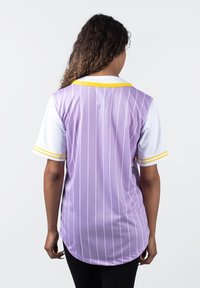 Maglia viola con maniche bianche, caratterizzata da righe verticali, un colletto giallo e dettagli a strisce sulle maniche. Texture del tessuto liscia.