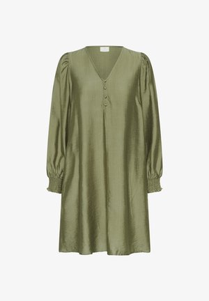 Olivengroene jurk gemaakt van gladde stof, met een V-hals, drie decoratieve knopen en lange mouwen met gerimpelde manchetten.