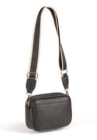 Sac à épaule en cuir noir avec une surface texturée, de forme rectangulaire, avec des accessoires en or et une sangle en toile réglable bicolore.