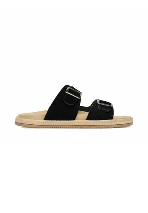 Sort slidesandal med to justerbare spænderem og beige polstret sål på en flad, tekstureret gummisål.