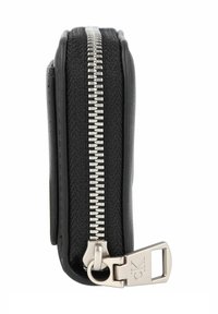Portafoglio nero con zip, realizzato in un materiale tessile strutturato, con cerniera in metallo argentato e dettaglio del logo sul cursore della zip. Forma rettangolare compatta.