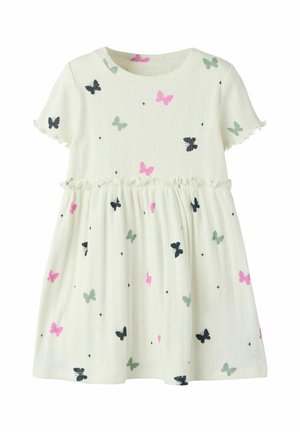 Robe en maille blanche à manches courtes avec taille à volants, ornée de motifs de papillons roses, noirs et verts répartis sur le tissu.