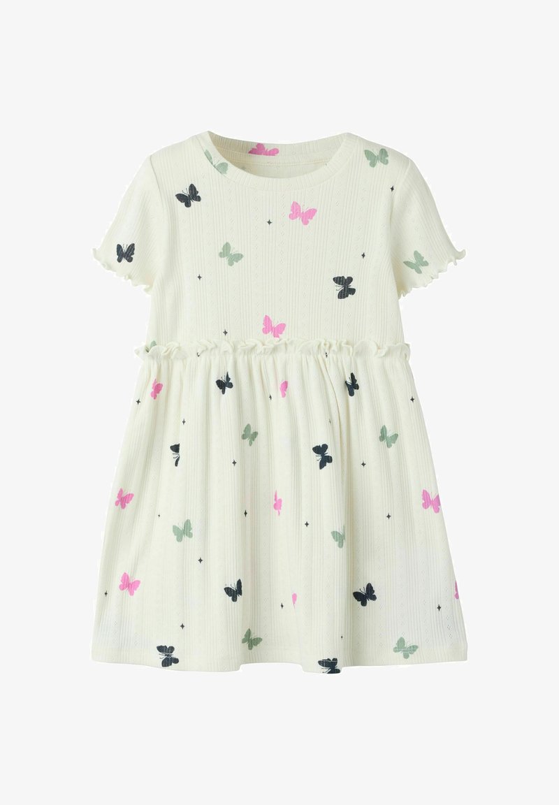 Robe en maille blanche à manches courtes avec taille à volants, ornée de motifs de papillons roses, noirs et verts répartis sur le tissu.