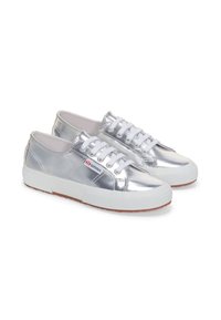 Sneakers metallici argento con lacci bianchi, suola in gomma e punta testurizzata. Presentano il logo del marchio sul lato, superficie liscia e design a tomaia bassa.