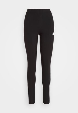 Schwarze Leggings mit einer figurschmeichelnden Passform, ausgestattet mit weißen Seitenstreifen und einem kleinen Logo am oberen linken Oberschenkel. Glattes, dehnbares Material.