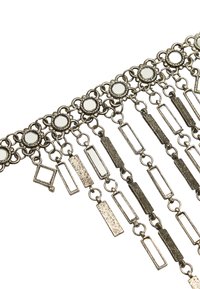 Metaliczny naszyjnik z połączonymi okręgami i prostokątnymi zawieszkami. W odcieniu srebra z lustrzanymi akcentami i różnorodnymi fakturami.