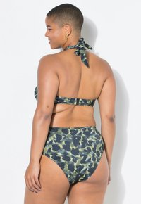 Dvoudílná bikiny souprava s halter krkem, s zeleno-černým Leopardím potiskem. Vysoké spodní díly a texturovaná tkanina.
