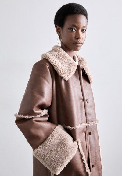 Baum und Pferdgarten DAFNE - Klasický kabát - washed java