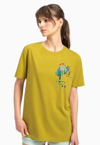 Geel katoenen t-shirt met een grafische print van een persoon in gestreepte kleding. Korte mouwen, ronde hals, comfortabele pasvorm, gladde textuur.