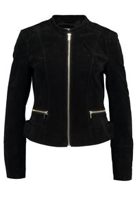 Svart mockajacka med rund halsringning, långa ärmar och dragkedja fram. Har fickor med dragkedja och en figurnära design.