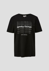 T-shirt en coton noir avec le texte blanc et gris "Des choses effrayantes arrivent" dans des tailles et orientations variées, manches courtes, col rond.
