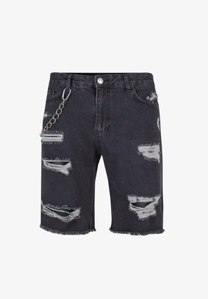 Mustast denimist lühikesed püksid, millel on kulunud disain, räbaldatud servad ja mitmed rebendid. Küljel on hõbedane kett üksikasjaks.