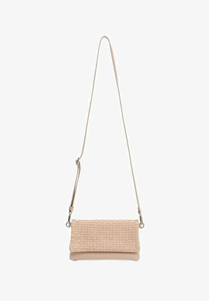 Woven beigefarbene Clutch-Tasche mit abnehmbarem Tragegurt, ausgestattet mit einer strukturierten Oberfläche und einem glatten unteren Abschnitt. Einfaches, rechteckiges Design.