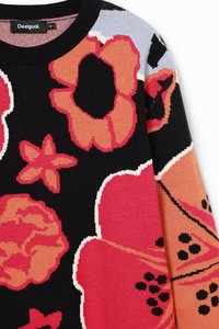 Maglione multicolore Desigual con base nera e motivi floreali rossi e pesco, collo a coste e tessuto testurizzato.