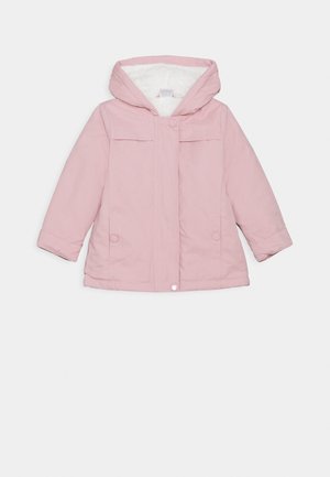 Rosa Winterjacke mit Kapuze, ausgestattet mit einer weichen Fleece-Innenseite, Druckknöpfen und zwei Fronttaschen. Glattes, leichtes Außenmaterial.