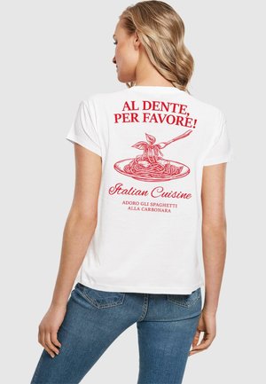 T-shirt en coton blanc avec un texte rouge et une illustration de spaghetti avec une fourchette, indiquant "AL DENTE, PER FAVORE!" et "Cuisine italienne."