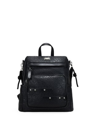 Mochila de cuero sintético negro con acabado texturizado, asa superior, bolsillo delantero con cremallera y tachuelas decorativas plateadas. Incluye correas ajustables.