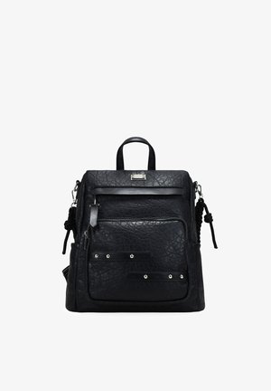 Mochila de cuero sintético negro con acabado texturizado, asa superior, bolsillo delantero con cremallera y tachuelas decorativas plateadas. Incluye correas ajustables.