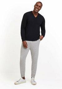 FALKE BASIC  V-NECK - Trui - black