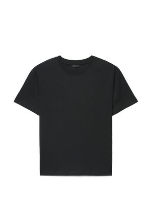 T-shirt nera semplice in cotone a maniche corte con scollo rotondo, senza motivi o loghi visibili, distesa su sfondo bianco.