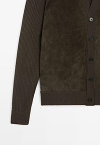 Cardigan marrone con una morbida parte anteriore in pelle scamosciata, maniche a costine e chiusura con bottoni neri. Texture liscia con lavorazione a maglia contrastante.