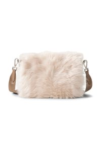 Taske i imiteret pels i blød cremefarve med en rektangulær form, der har en glat, tanfarvet læderrem og sølvfarvet hardware på siden.